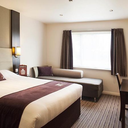 Premier Inn London Romford Central Екстериор снимка