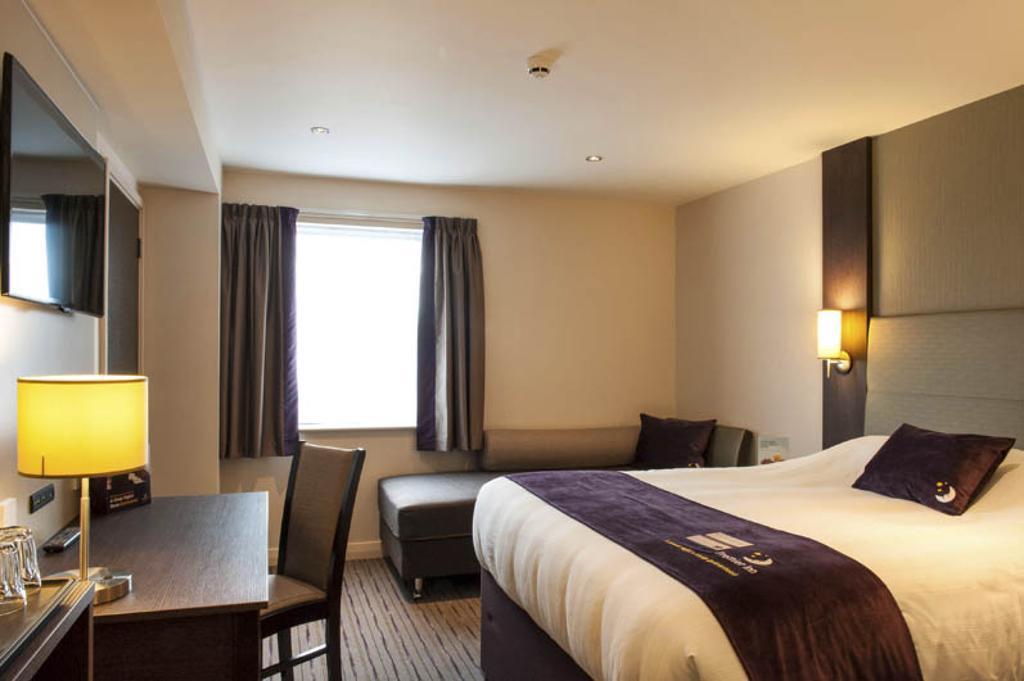 Premier Inn London Romford Central Стая снимка