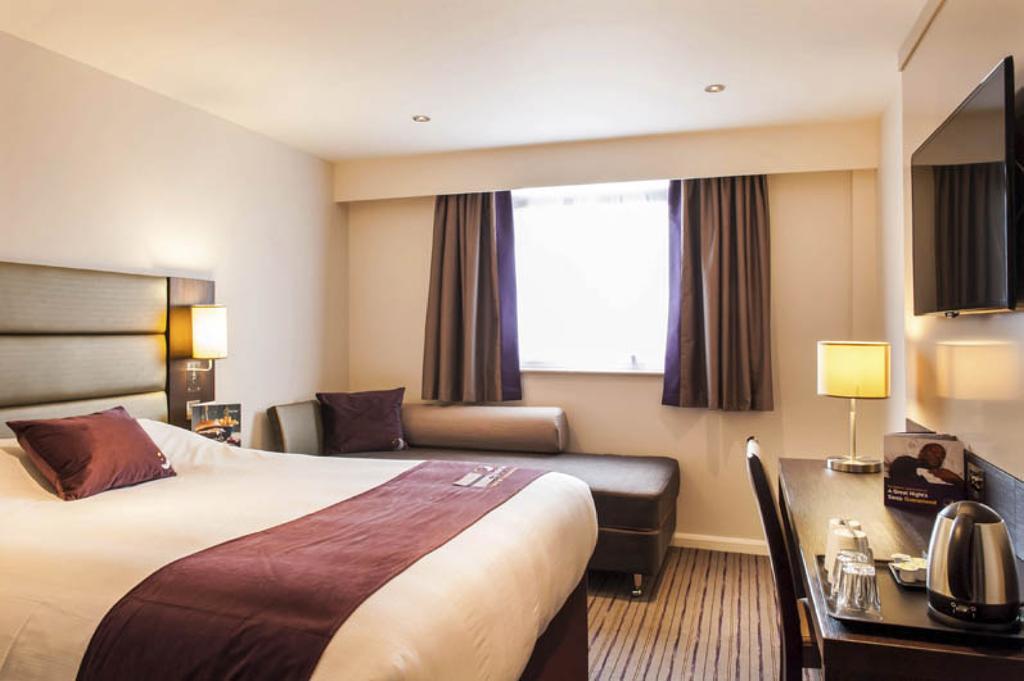 Premier Inn London Romford Central Екстериор снимка