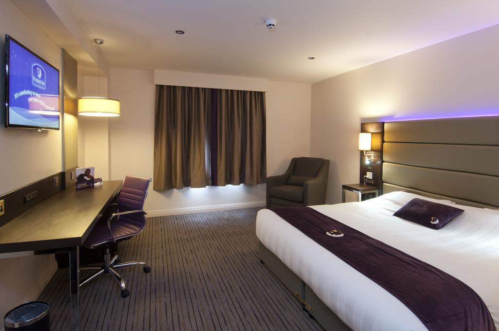 Premier Inn London Romford Central Екстериор снимка