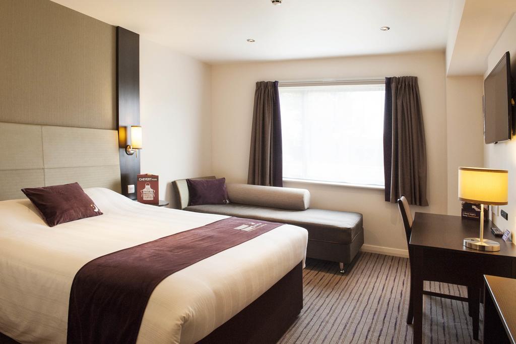 Premier Inn London Romford Central Екстериор снимка