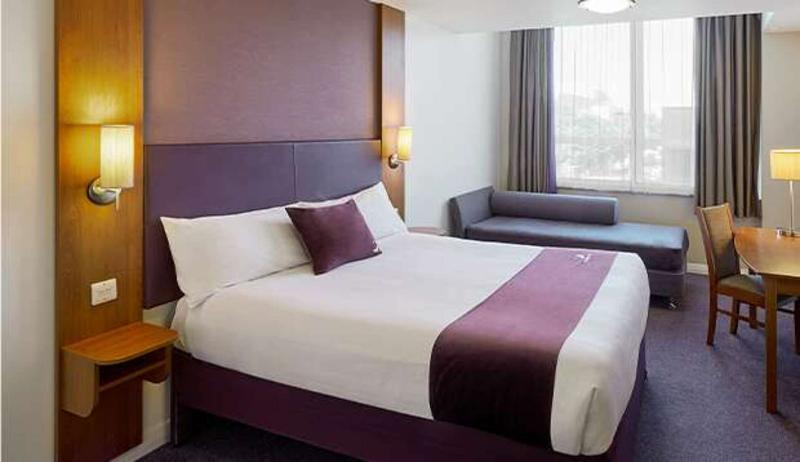 Premier Inn London Romford Central Екстериор снимка